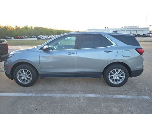 Used 2023 Chevrolet Equinox LT image 2