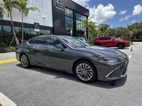 Used 2024 Lexus ES 300h Ultra Luxury w/ Accessory Package (Z2) FWD image 6