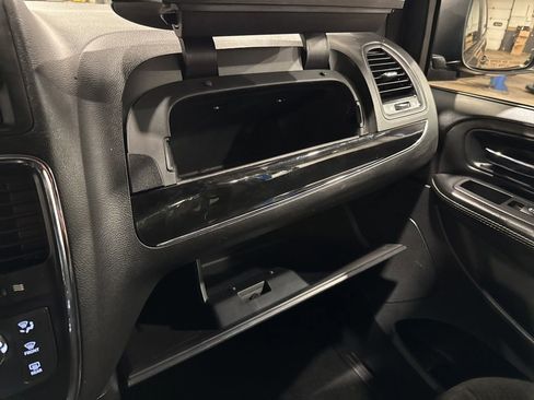 Used 2017 Dodge Grand Caravan SE image 25