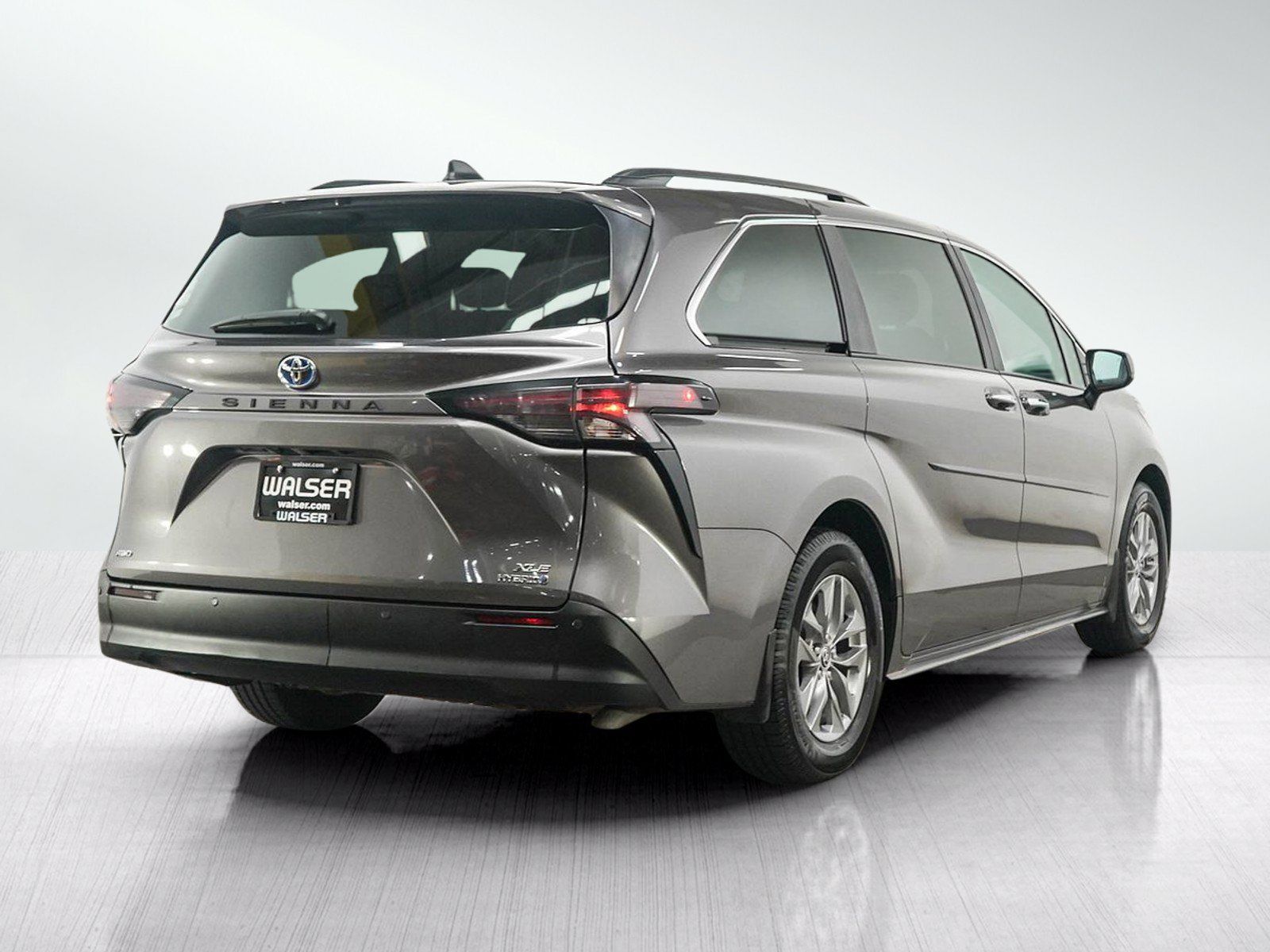 Used 2024 Toyota Sienna XLE AWD/4WD image 5