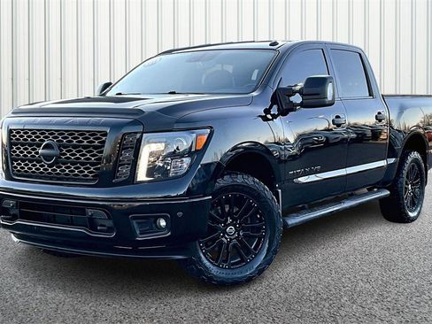 Used 2018 Nissan Titan SV image 3