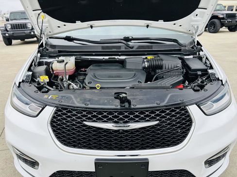 Used 2023 Chrysler Pacifica Touring-L image 43