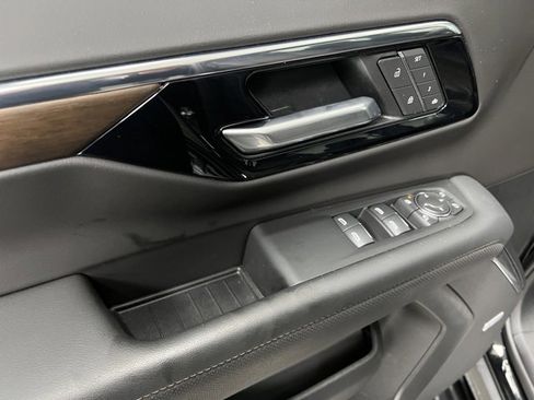 Used 2025 Chevrolet Suburban High Country image 21