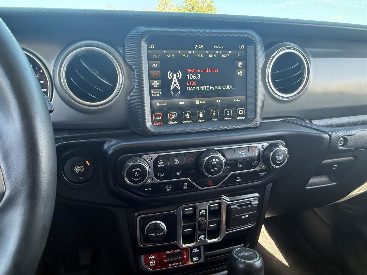 Used 2022 Jeep Gladiator Rubicon w/ Cold Weather Group AWD/4WD image 25