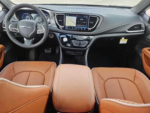 New 2026 Chrysler Pacifica Pinnacle image 15