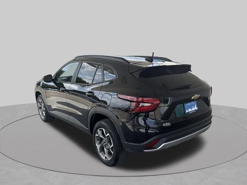 Used 2025 Chevrolet Trax LT FWD image 5
