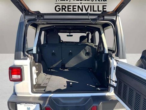 Used 2022 Jeep Wrangler Unlimited Sahara w/ Cold Weather Group image 9