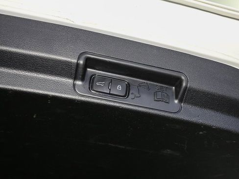 Used 2022 Ford Explorer XLT image 12