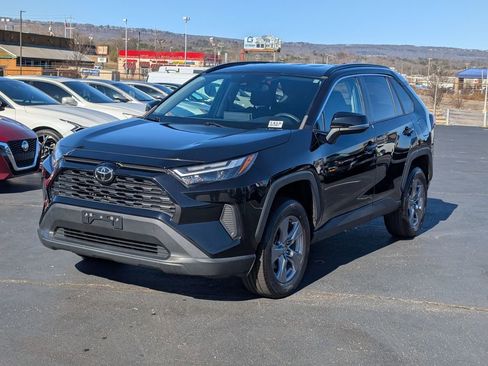 Used 2022 Toyota RAV4 XLE image 3