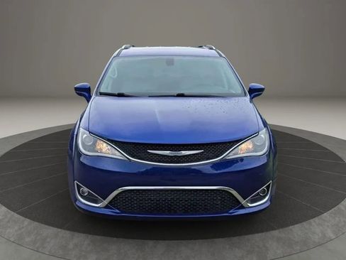 Used 2020 Chrysler Pacifica Touring-L Plus FWD image 3