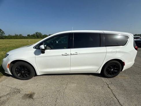 Used 2023 Chrysler Pacifica Touring-L FWD image 3