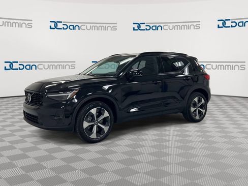 Used 2024 Volvo XC40 B5 Plus AWD/4WD image 4