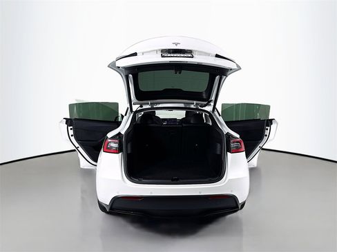 Used 2021 Tesla Model Y Long Range image 36