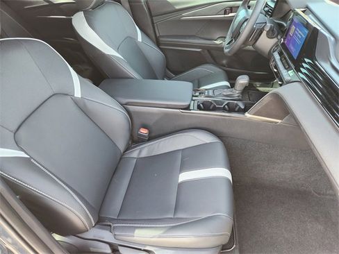 Used 2025 Toyota Camry SE image 10