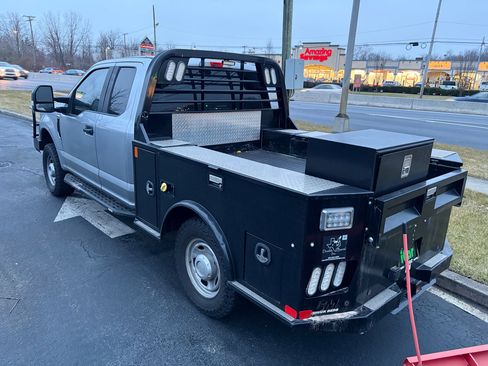 Used 2022 Ford F250 XL w/ Power Equipment Group image 5