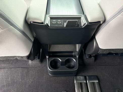 Used 2025 Toyota Sienna LE AWD/4WD image 26