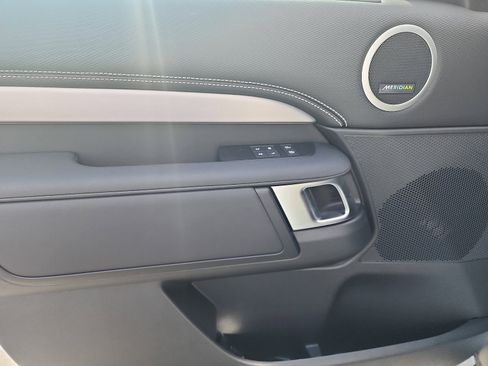 New 2025 Land Rover Discovery Dynamic SE image 10