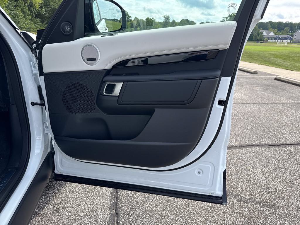 Certified 2025 Land Rover Discovery S AWD/4WD image 15