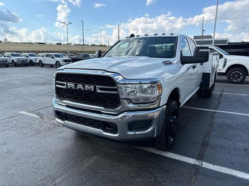 Used 2024 RAM 3500 Tradesman w/ Chrome Appearance Group AWD/4WD image 4