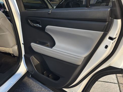 Certified 2022 Toyota Highlander XLE image 13