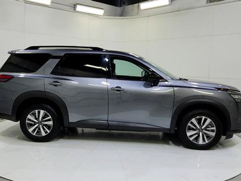 Certified 2026 Nissan Pathfinder SL FWD image 9