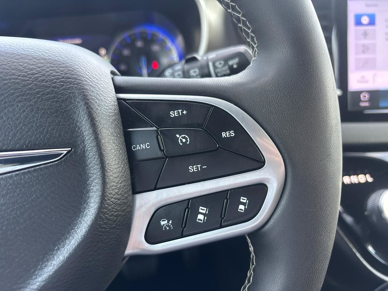 Used 2025 Chrysler Pacifica Select FWD image 16
