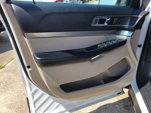Used 2018 Ford Explorer XLT w/ Equipment Group 201A FWD image 14