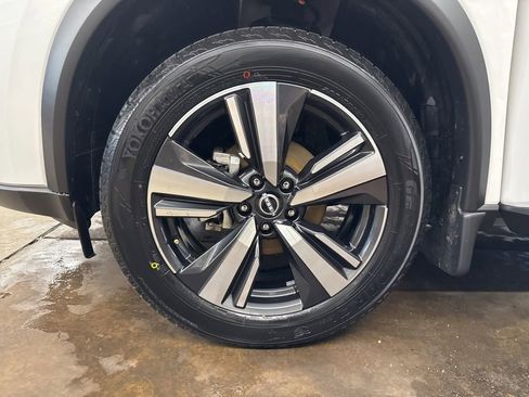 Certified 2025 Nissan Rogue SL FWD image 29