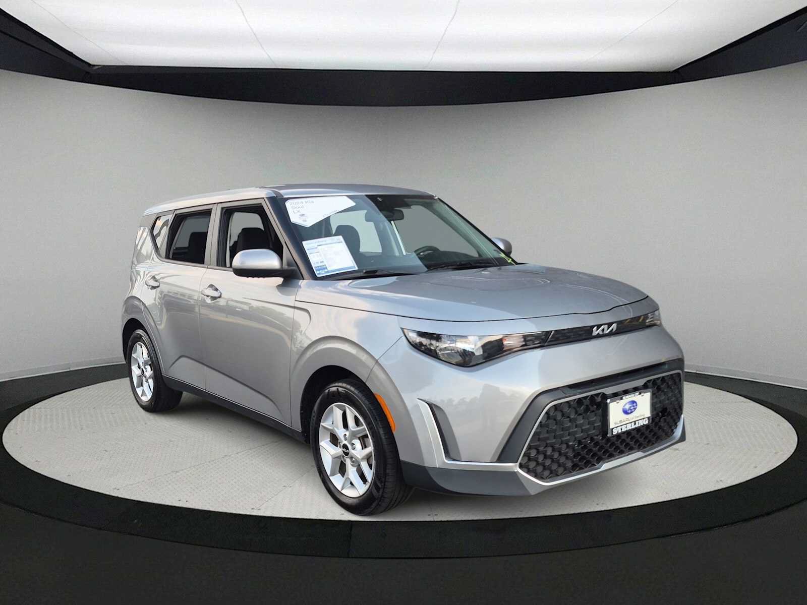 Used 2024 Kia Soul LX w/ Option Group 015 FWD image 2