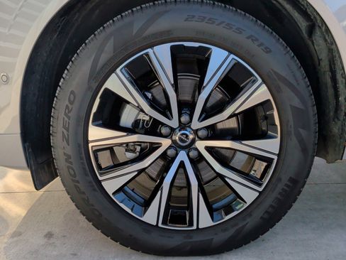 Used 2025 Volvo XC60 B5 Plus image 34