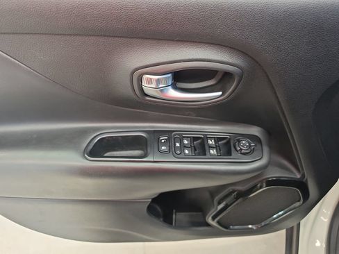 Used 2018 Jeep Renegade Altitude FWD image 17