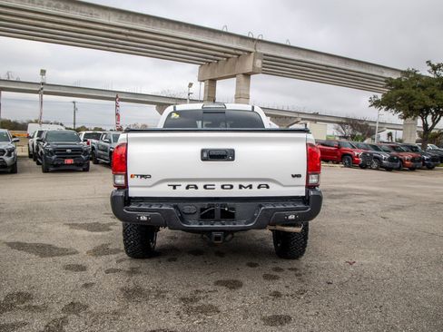 Used 2018 Toyota Tacoma SR5 image 9