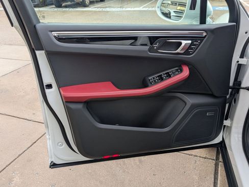 Used 2025 Porsche Macan image 13