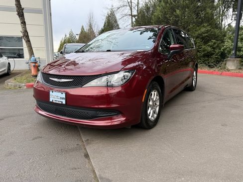 Used 2023 Chrysler Voyager LX image 6
