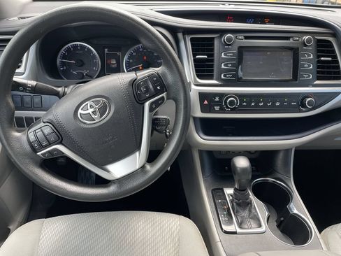Used 2019 Toyota Highlander LE AWD/4WD image 15