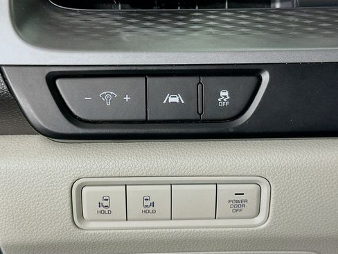 Used 2024 Kia Carnival LX image 17