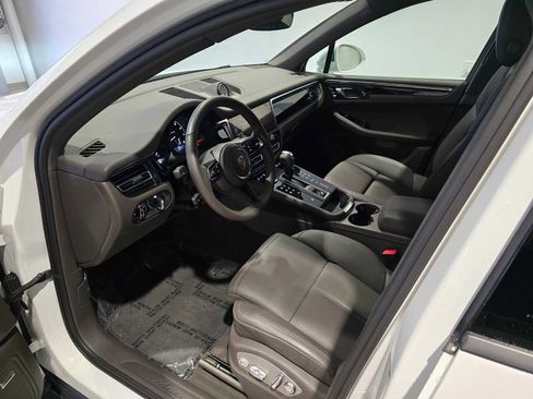 Used 2025 Porsche Macan image 2