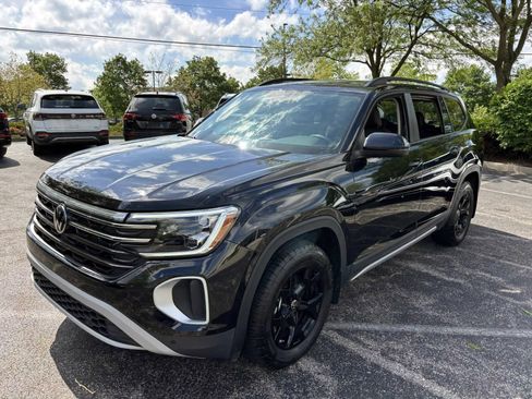 Certified 2025 Volkswagen Atlas Peak Edition SE AWD/4WD image 1
