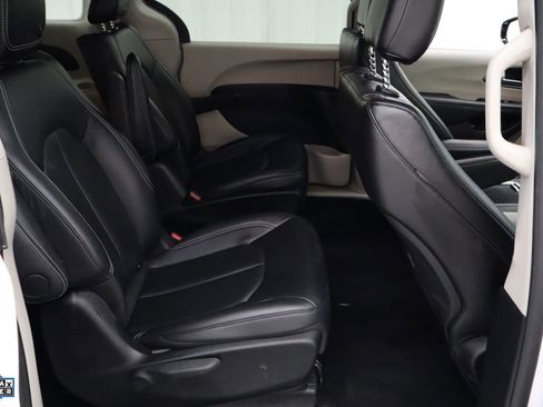 Used 2024 Chrysler Pacifica Select image 26