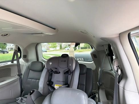 Used 2010 Chrysler Town & Country Touring FWD image 15