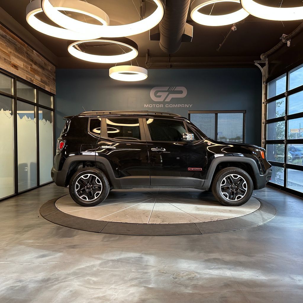 Used 2017 Jeep Renegade Trailhawk w/ Premium Trailhawk Package AWD/4WD image 2