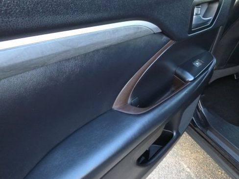 Used 2019 Toyota Highlander Limited w/ Carpet Mat Package (TMS) image 16