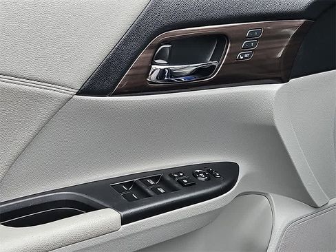 Used 2017 Honda Accord EX-L image 11