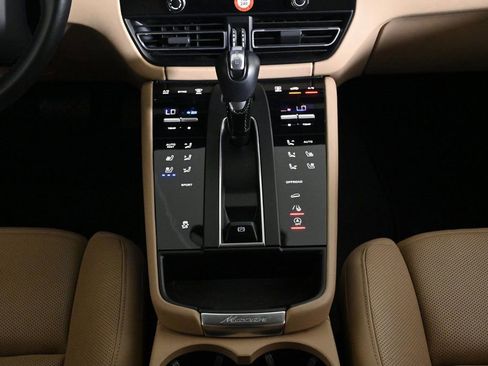 Certified 2024 Porsche Macan image 16