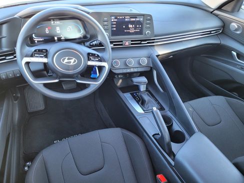 Certified 2025 Hyundai Elantra SE image 17