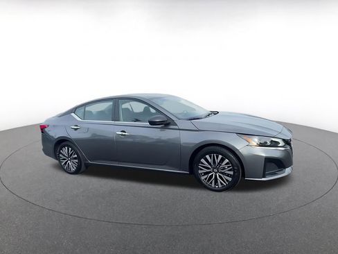 Used 2025 Nissan Altima 2.5 SV image 2