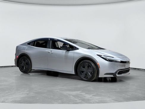 Used 2025 Toyota Prius Plug-In Hybrid image 4