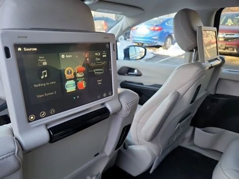 Used 2017 Chrysler Pacifica Touring-L Plus image 26