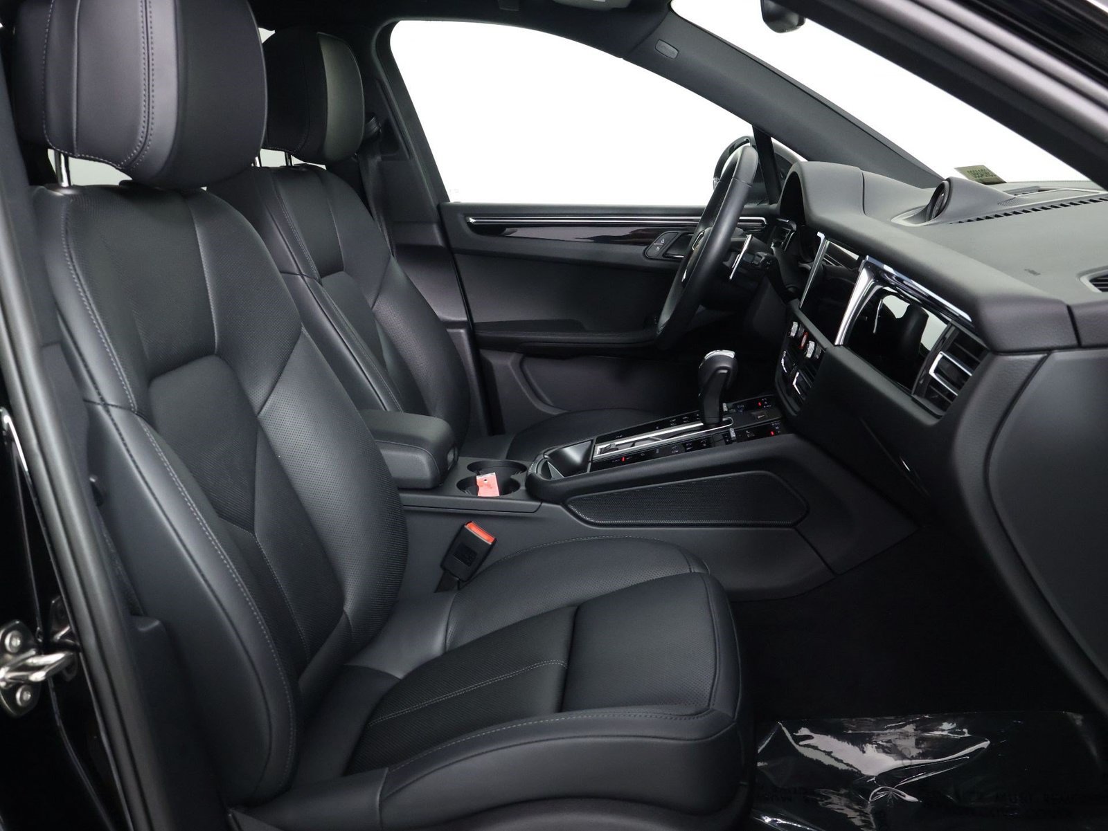 Certified 2026 Porsche Macan AWD/4WD image 31