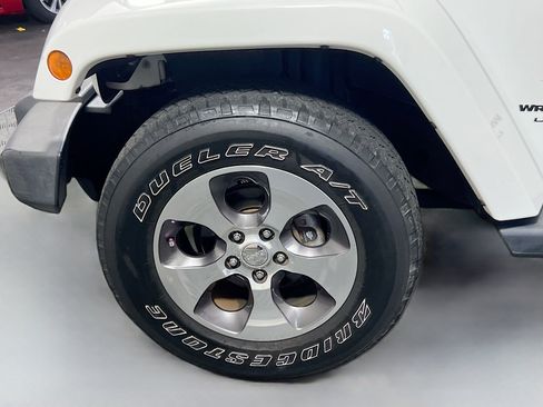 Used 2018 Jeep Wrangler Unlimited Sahara AWD/4WD image 13